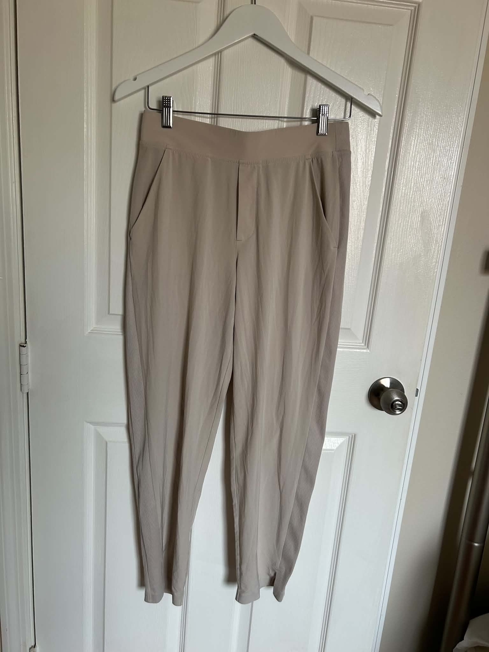 Athleta Brooklyn Ankle Pants Size 4 Beige Pull-On Stretch Travel Work Pants